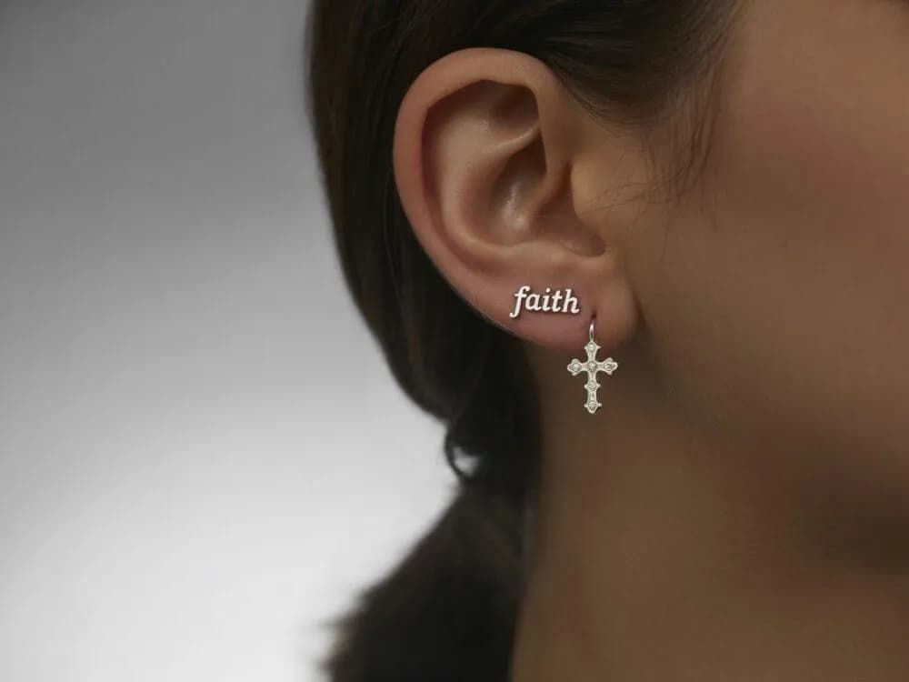 Czy kolczyki to grzech? Co mówi Biblia i nauczanie Kościoła na ten temat