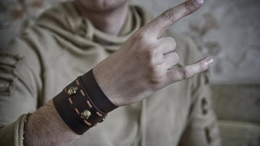 Czy słuchanie piosenek z przekleństwami to grzech? Odpowiedź z perspektywy religii i moralności