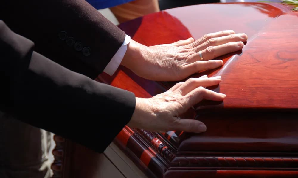 Co ksiądz mówi na pogrzebie? Poznaj ważne słowa i modlitwy