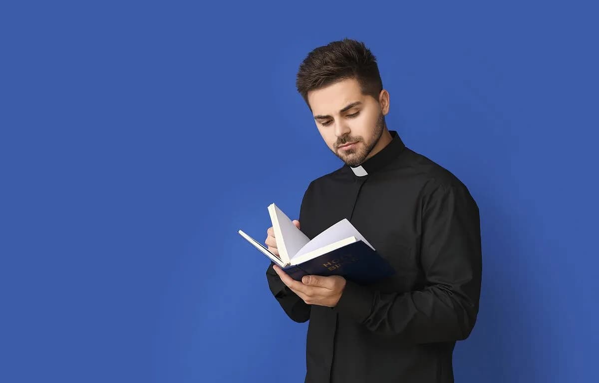 Miłość do księdza – czy to grzech? Jak Kościół postrzega takie uczucia